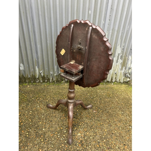 140 - A Victorian mahogany pie crust snap top table 70cm diameter