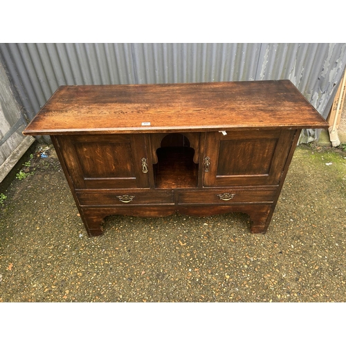 157 - An arts and crafts style oak sideboard 136x50x90