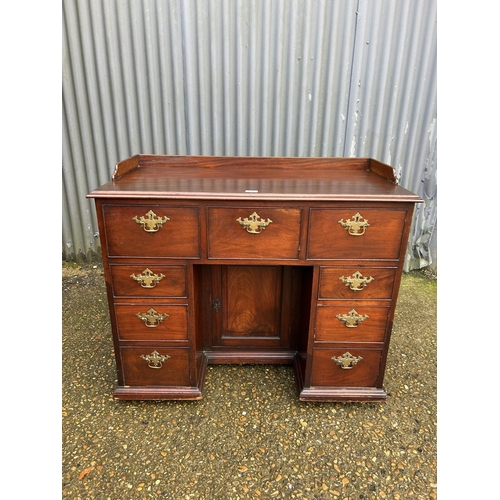 195 - A Victorian mahogany kneehole desk  104x50x85