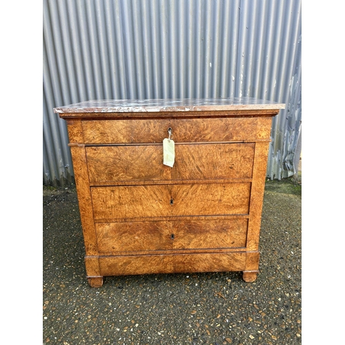 200 - A French walnut chest of four drawers with red marble top (with key) 94x53x94