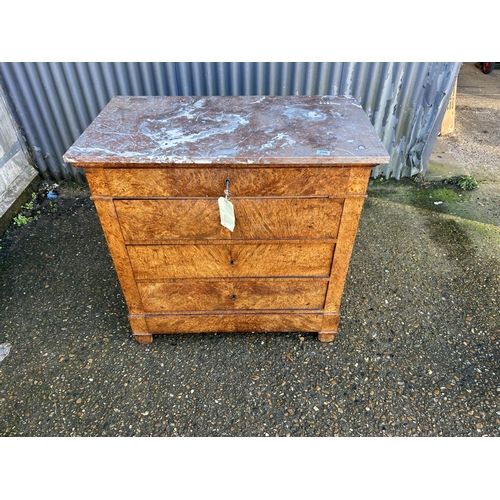 200 - A French walnut chest of four drawers with red marble top (with key) 94x53x94