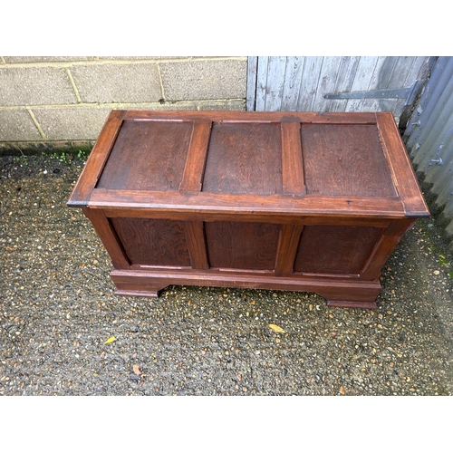 21 - An oak blanket box chest 110x50x60