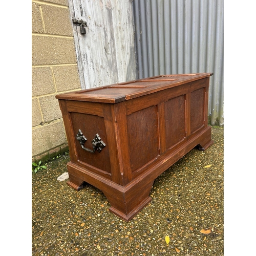 21 - An oak blanket box chest 110x50x60