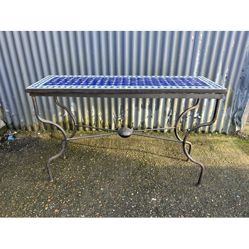 234 - An iron framed hall table with blue mosaic top 120x40x77