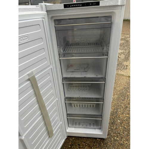 29 - BLOMBERG upright freezer