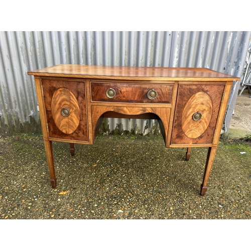 35 - A mahogany bow front sideboard 108x55x77