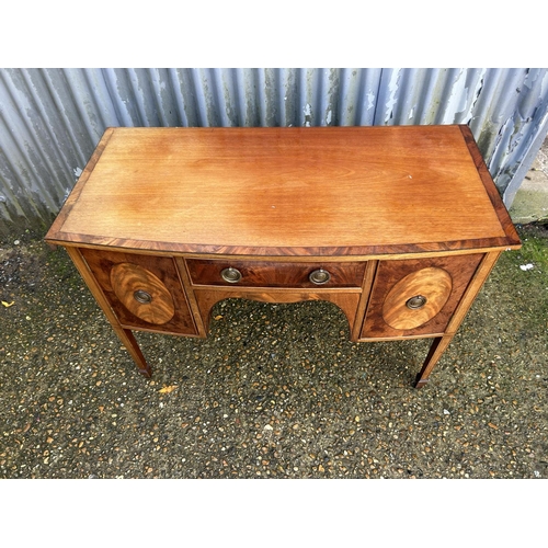 35 - A mahogany bow front sideboard 108x55x77