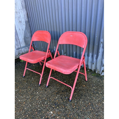 45 - A pair of vintage red metal folding chairs by HABITAT