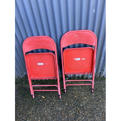 45 - A pair of vintage red metal folding chairs by HABITAT