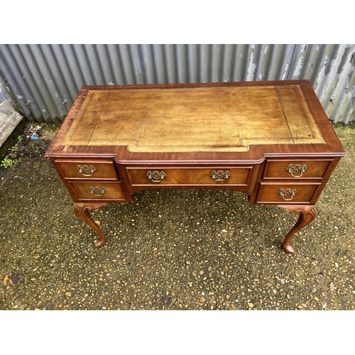 65 - A repro mahogany kneehole desk with golden leather top 106x50x72