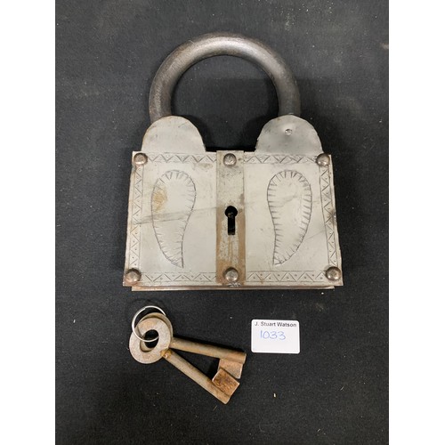 1033 - Large padlock with keys, height 25 cms