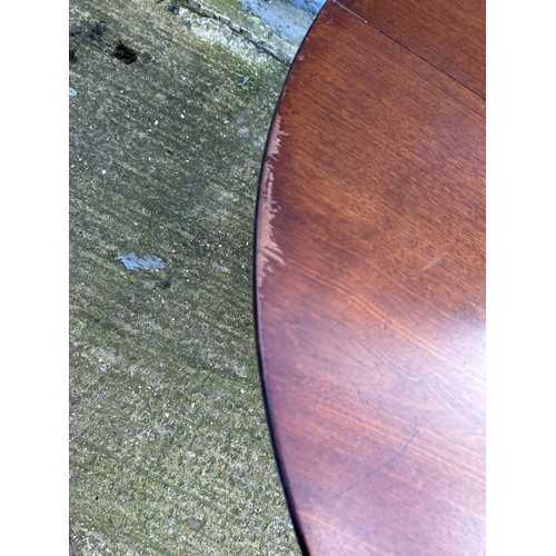 100H - A Victorian mahogany tilt top breakfast table 122cm diameter