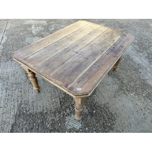 12 - An Edwardian pine kitchen table 150x106x75