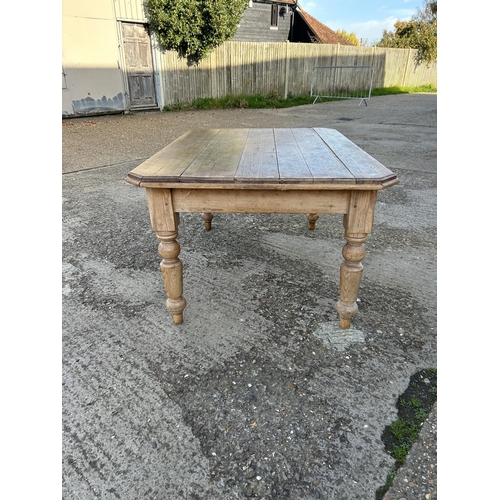 12 - An Edwardian pine kitchen table 150x106x75