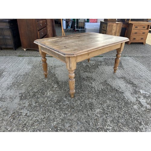 12 - An Edwardian pine kitchen table 150x106x75