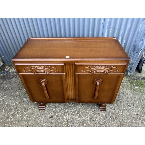 194 - A 20th century oak sideboard 120x50x90