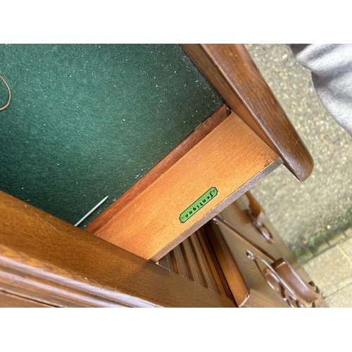 194 - A 20th century oak sideboard 120x50x90