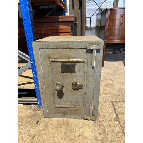 200 - A vintage TANN safe unlocked no key