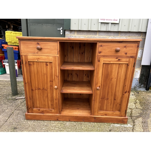 201 - A large solid pine sideboard 140x50x110