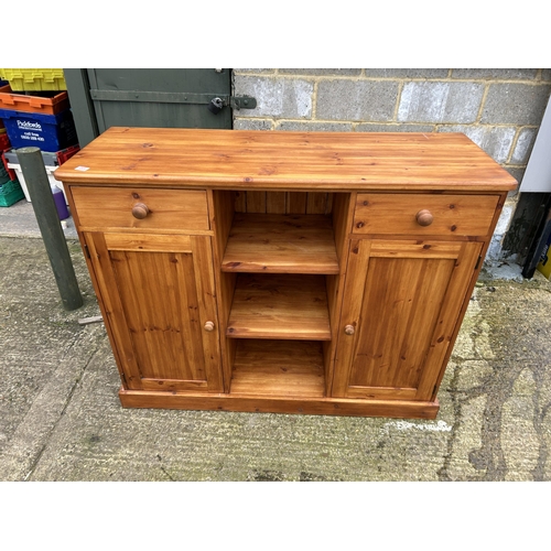 201 - A large solid pine sideboard 140x50x110