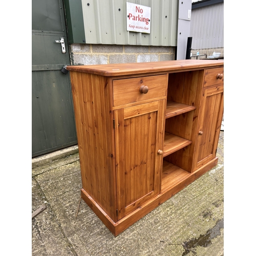 201 - A large solid pine sideboard 140x50x110