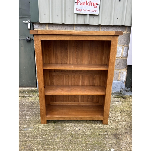 218 - A modern light oak open bookcase 90x30x110