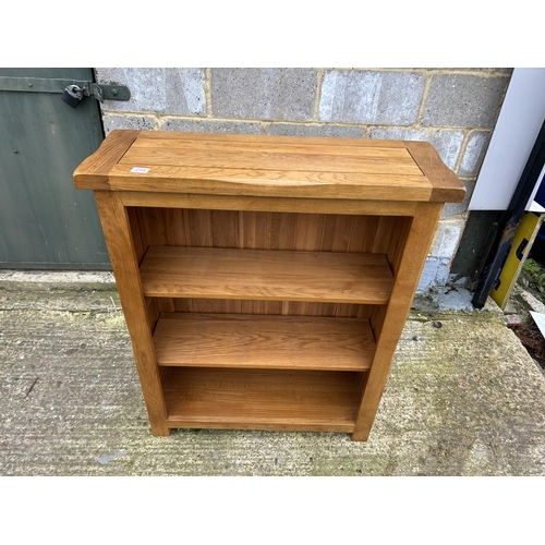 218 - A modern light oak open bookcase 90x30x110