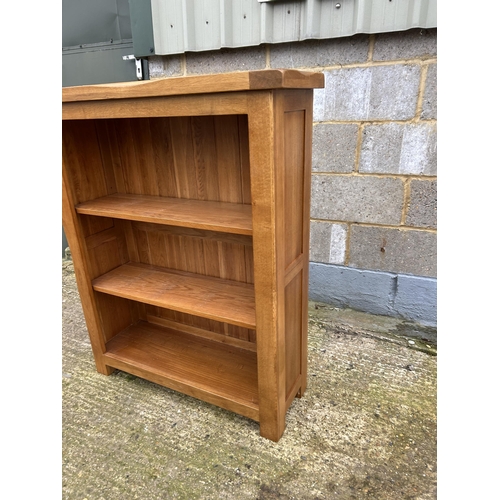 218 - A modern light oak open bookcase 90x30x110