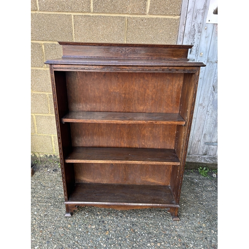 24 - An oak open bookcase with adjustable shelves 90x28x120