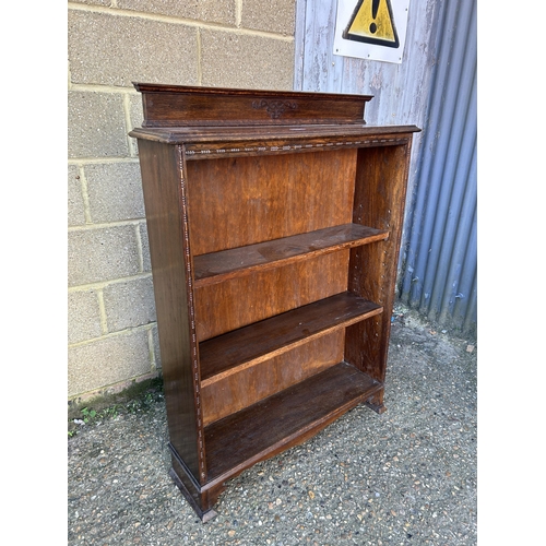 24 - An oak open bookcase with adjustable shelves 90x28x120