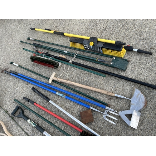 282 - A collection of assorted garden hand tools (some new)