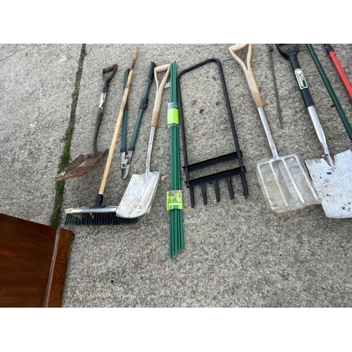 282 - A collection of assorted garden hand tools (some new)