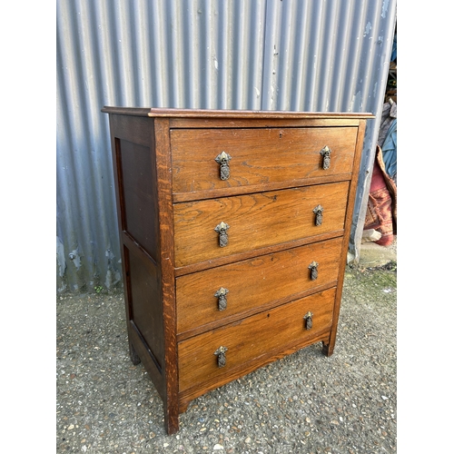 40 - An oak chest of drawers 77x45x95