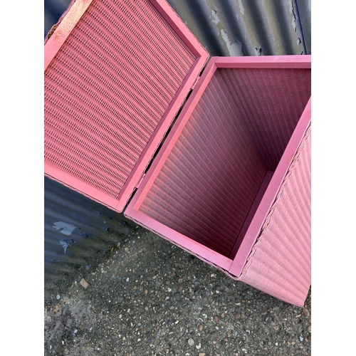 49 - A pink Lloyd loom linen box 46x30x70