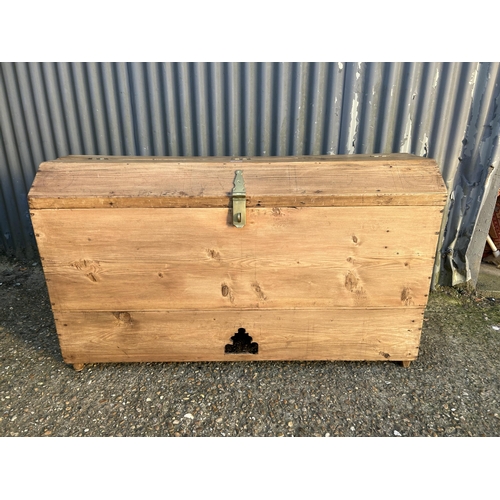 53 - A country pine chest 124x44x80