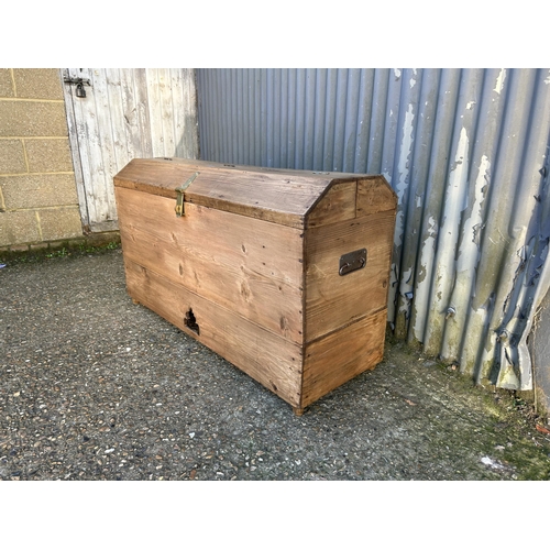 53 - A country pine chest 124x44x80