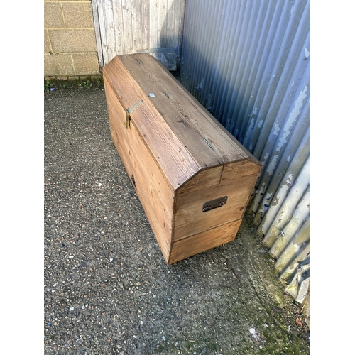 53 - A country pine chest 124x44x80