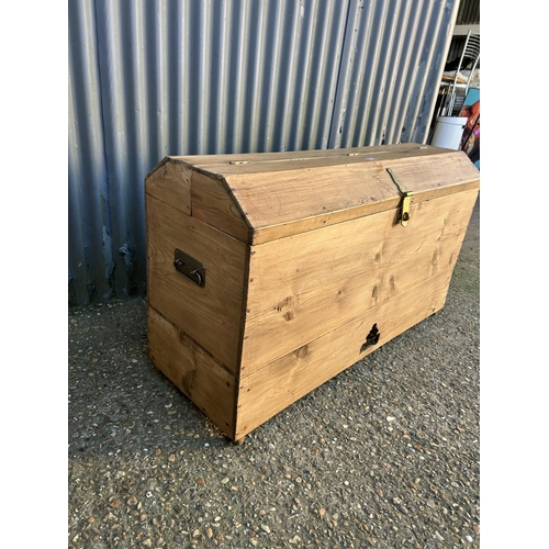 53 - A country pine chest 124x44x80