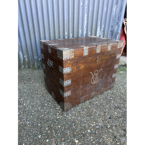 61 - A oak iron bound trunk 79x50x65