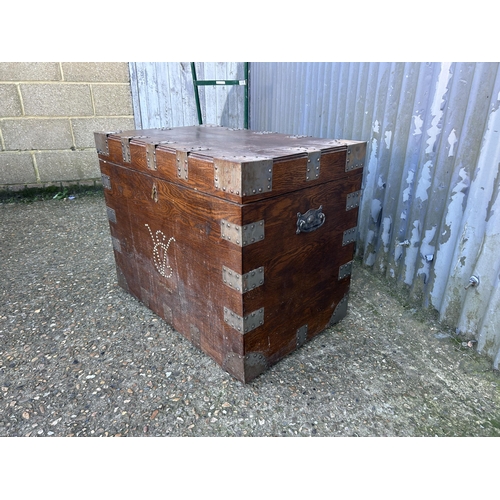 61 - A oak iron bound trunk 79x50x65