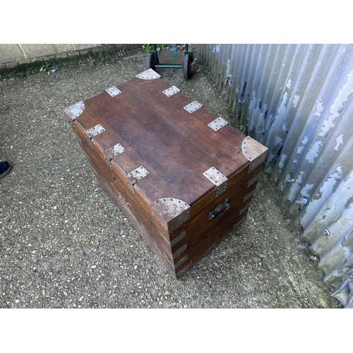 61 - A oak iron bound trunk 79x50x65