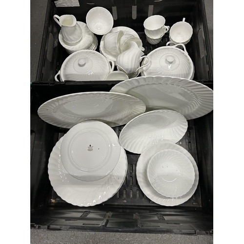 601 - 60 pieces Wedgwood Candle light Tea and dinnerware (2)