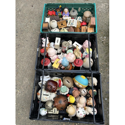 653 - 3 trays of novelty money boxes