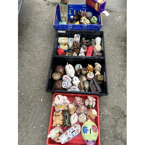 654 - 4 trays of novelty money boxes