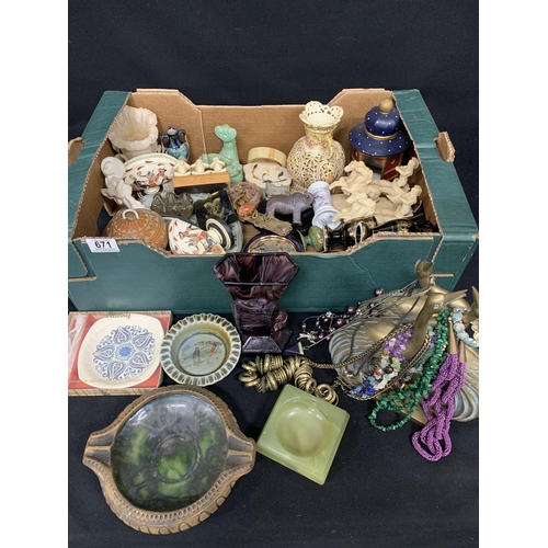 671 - Tray of decorative items