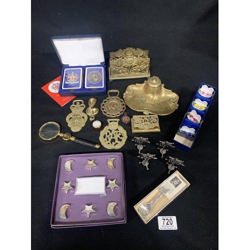 720 - Brass inkwell, brassware, menu holders and sundry items