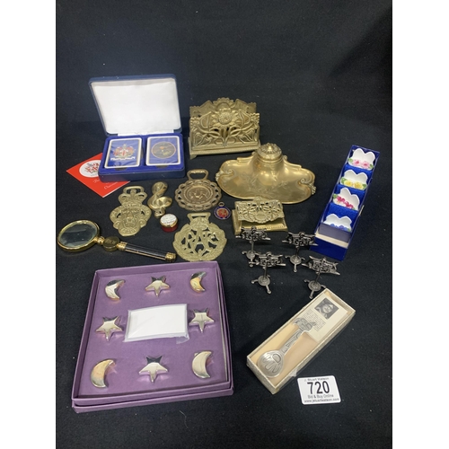 720 - Brass inkwell, brassware, menu holders and sundry items