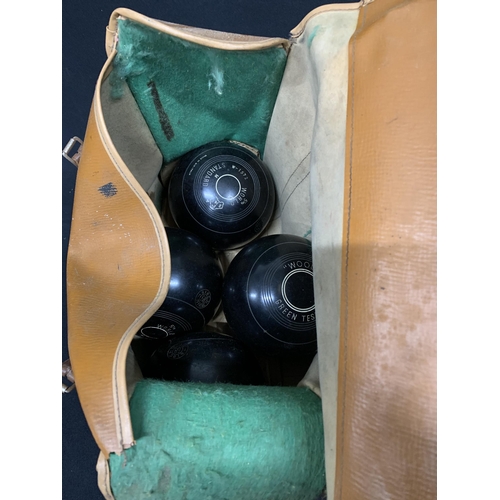 870 - Set of four bowling woods in bag