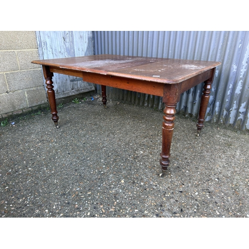 171 - A Victorian mahogany extending dining table with 2 leaves max size  147x106