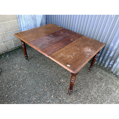 171 - A Victorian mahogany extending dining table with 2 leaves max size  147x106